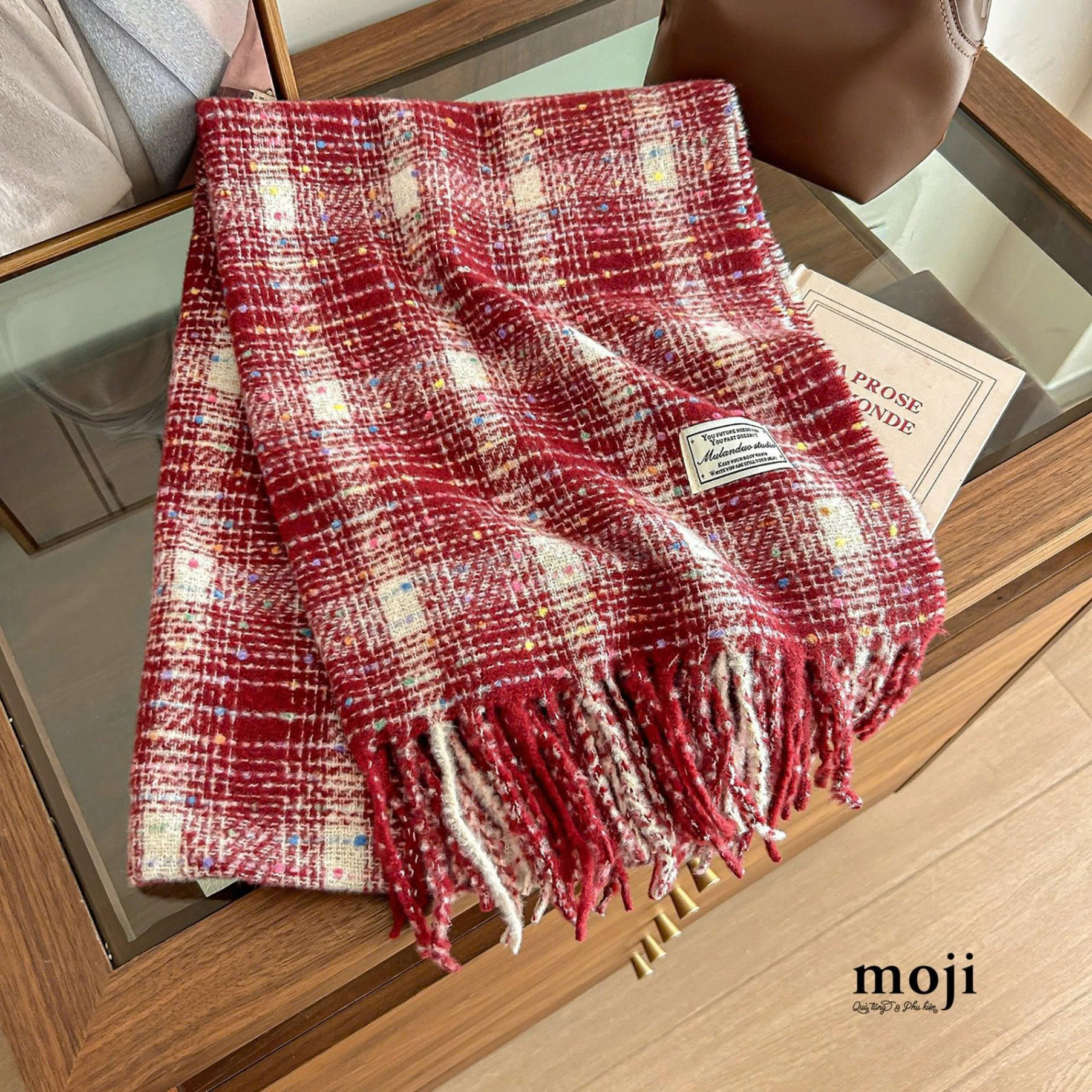 z7154123395926_c4f78defc40569abeda3c76201749fbd Khăn Quàng Cổ Kẻ Caro Đỏ Tweed 2025